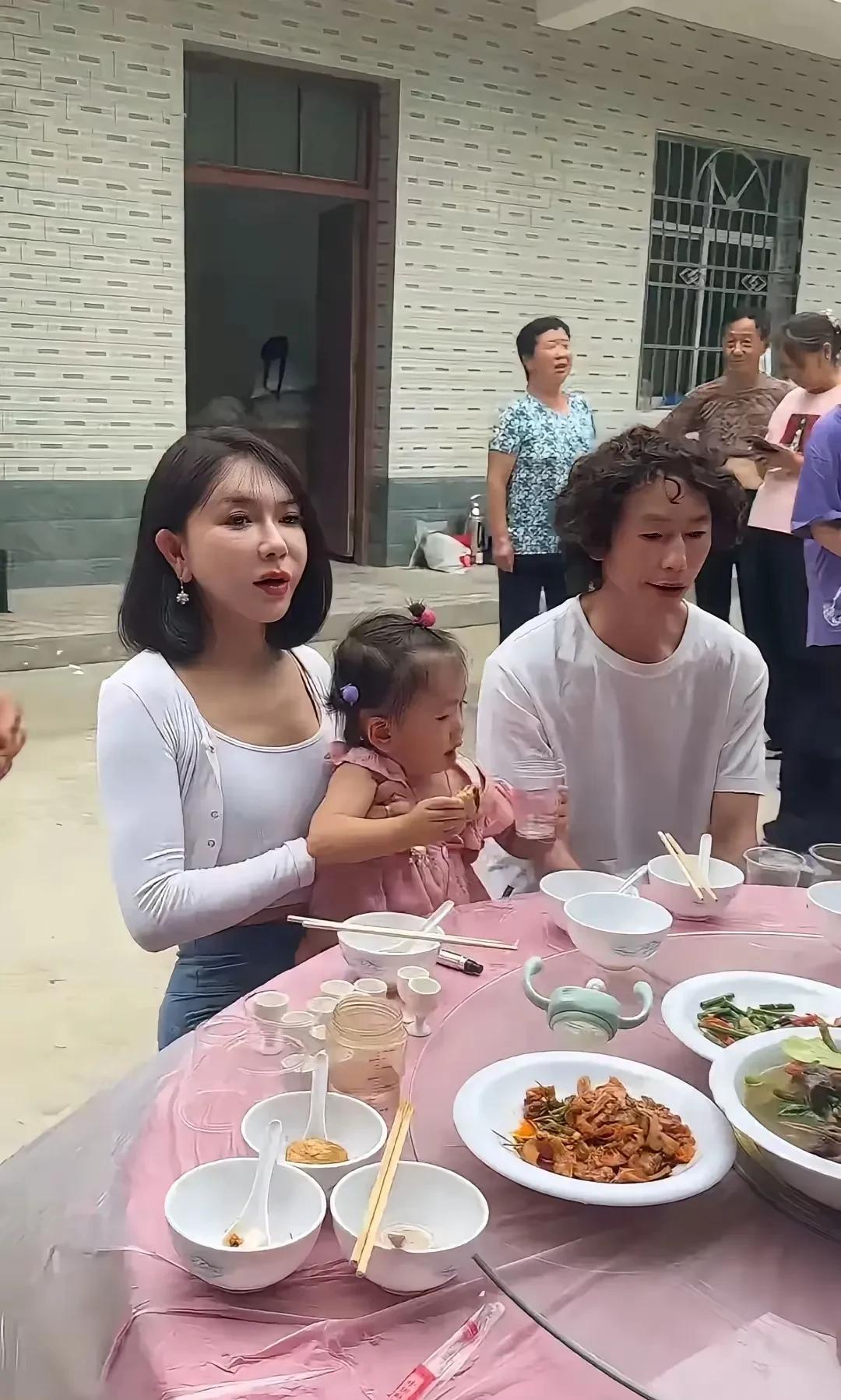 庞麦郎现在混得越来越好了！旁边那位姑娘是他媳妇吧？模样看着挺不错，身材也很出色。