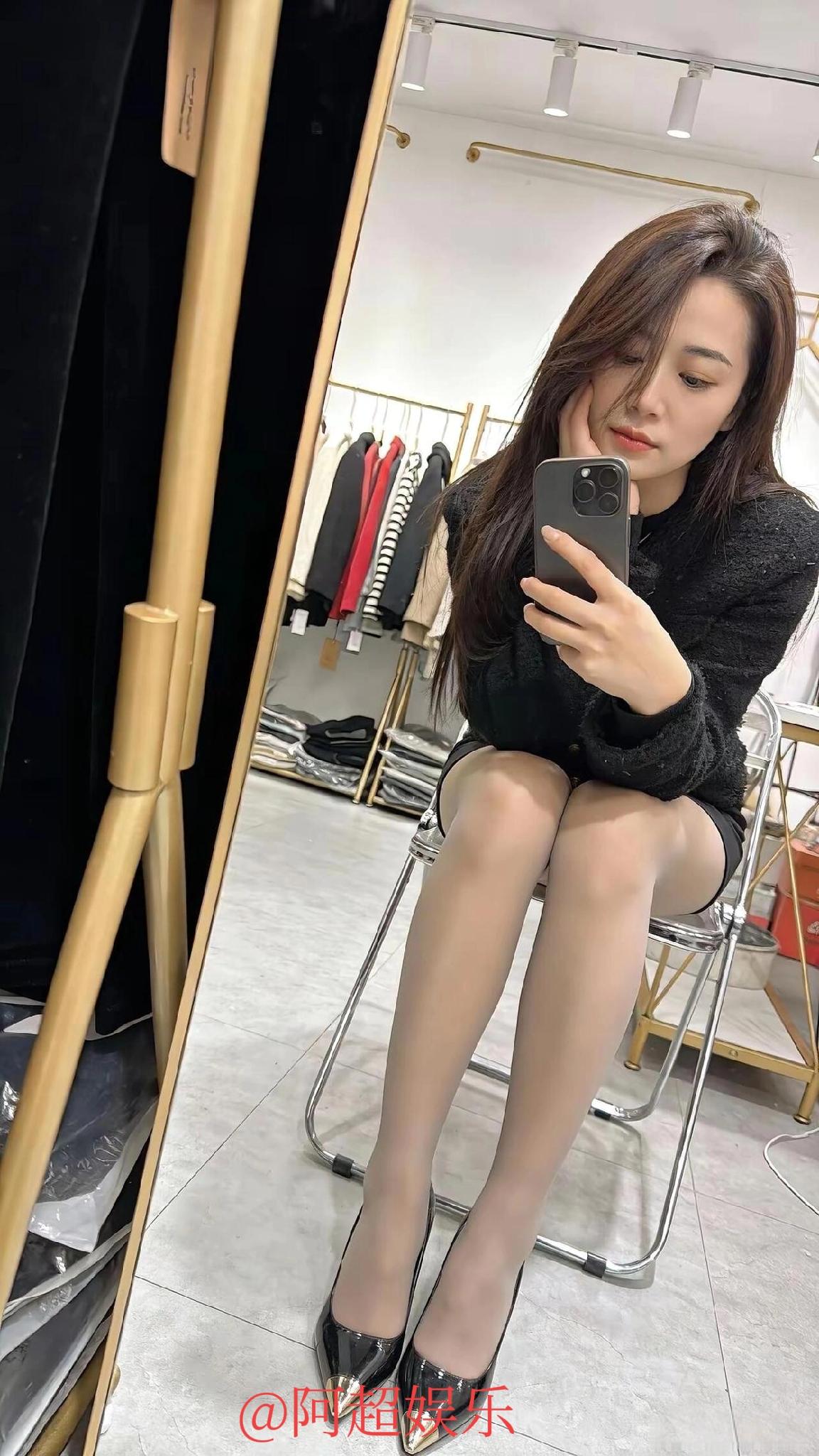 好无聊实体店真的不好干啊一上午也没个顾客买衣服实体店的苦