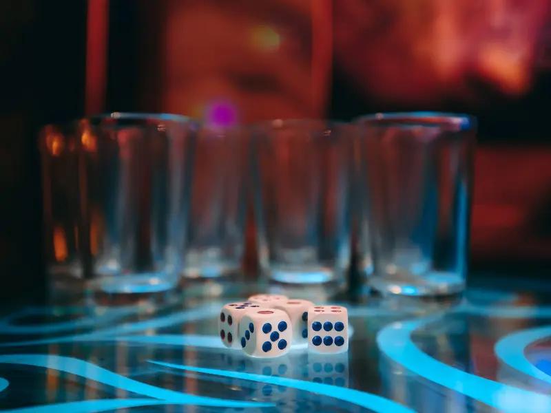 为啥沉迷赌博的人战胜不了贪婪?看看我身边一个朋友的经历就懂了。他一开始小赌怡情,