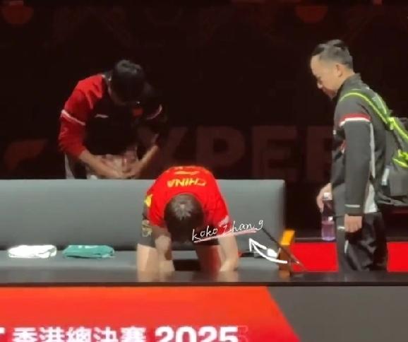 WTT香港年终总决赛，是比赛结束后一直等王曼昱收拾行李的任浩教练和孟队医。王曼