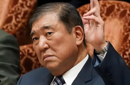 虽然石破茂以“不愿党内分裂”为由辞职的，但懂得的人都知道石破茂辞职原因主要有以下