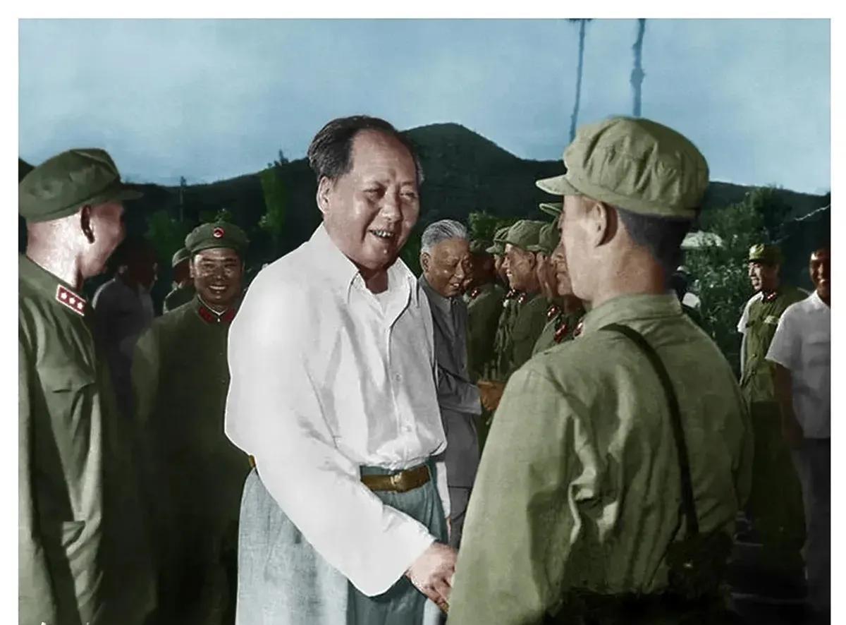 1964年6月15日傍晚，济南军区和北京军区的“尖子分队”到北京大比武，在毛主席