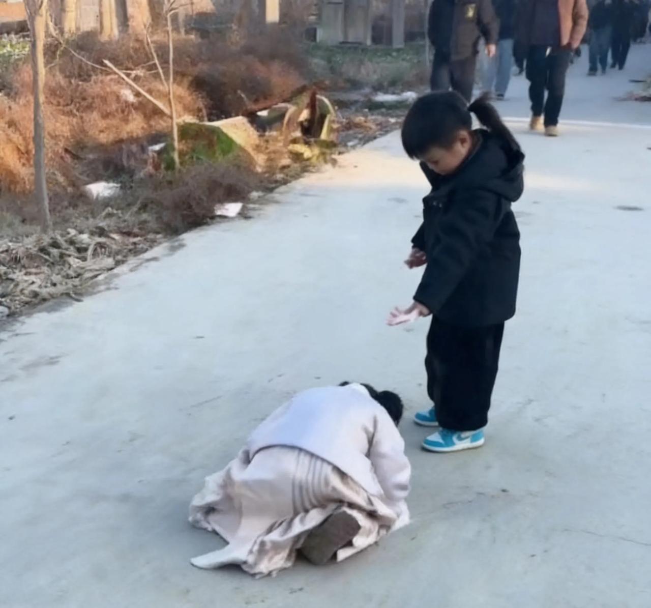 6岁侄女给5岁小叔拜年，小叔给了100元，真相让全网破防一个6岁的小姑娘，规