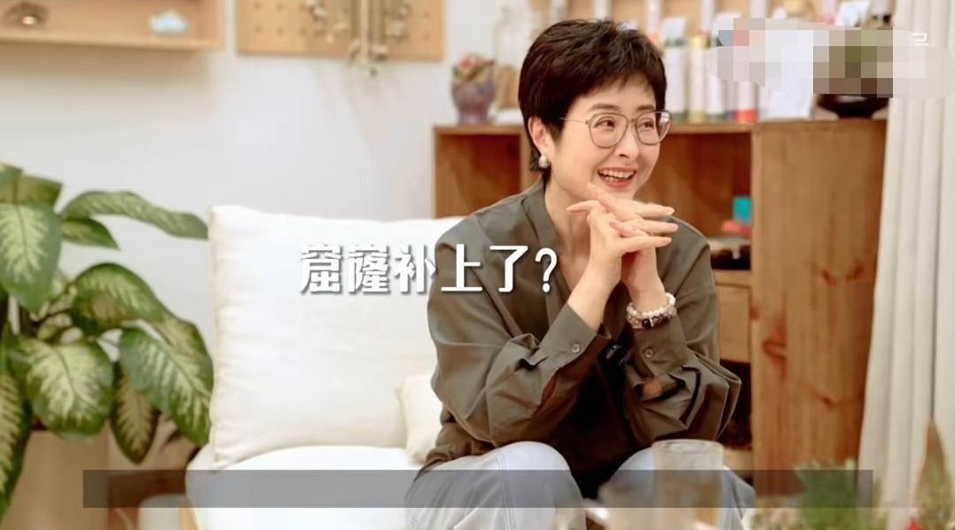 张泉灵问万千惠：“窟窿补上了吗？”万千惠说：“目前亏损还是有的。6月份的窟窿是