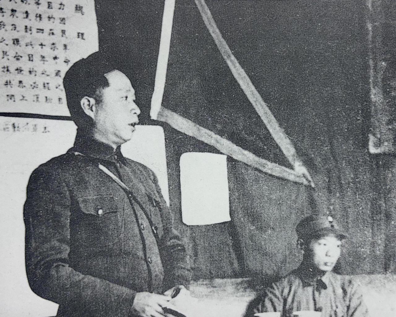 1939年3月新四军军长叶挺在全军参谋工作会议上作《现代战争的性质特点与指挥》的