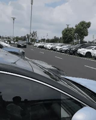 通报来了，转圈圈的司机摊上事了，车企这下放心了。今天中午，天府机场一辆比亚