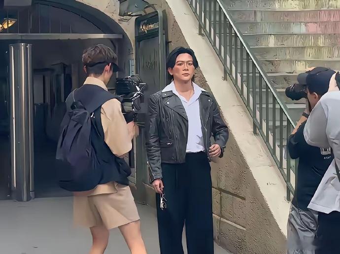 这哪里是苏有朋，明明是蜡像。​​​