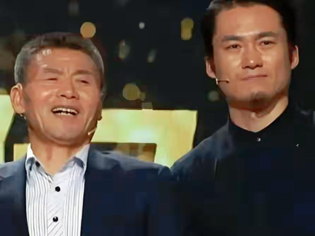 黑龙江1男孩父母接连去世，学习成绩特别好，却没钱继续读书。他哭着跪在校长面前，苦