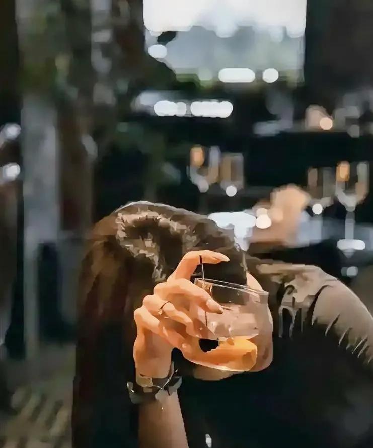 一个女人为了孩子坚持不离婚的苦衷和现实压力。最近听朋友说她老公出轨了，这事都两