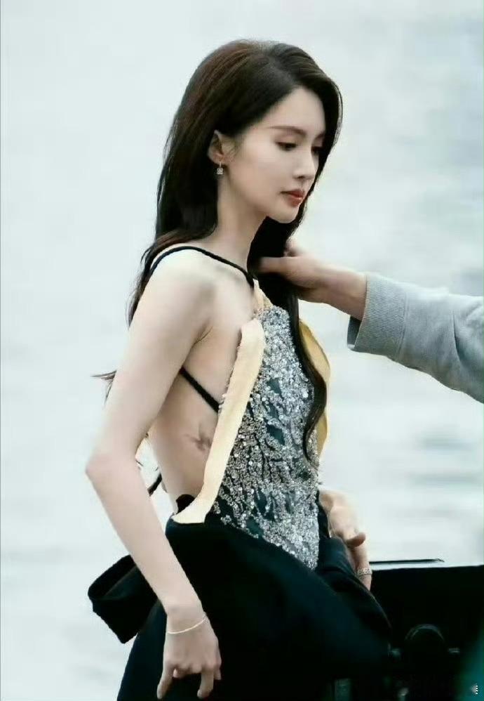 金晨毫不避讳她腰间的蝴蝶纹身谁说纹身的就不是好女孩