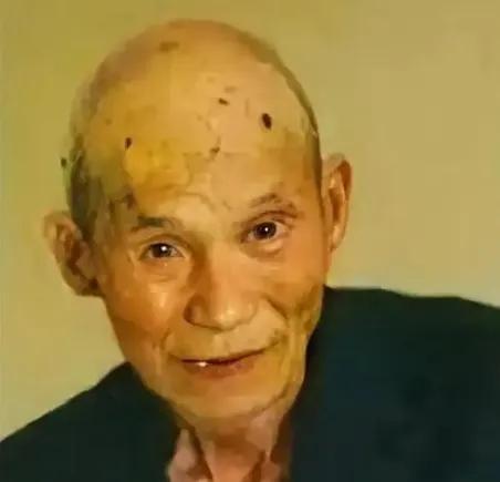 他是全中国坐牢时间最长的人，坐了长达57年的牢，20岁入狱，77岁才被释放，没想