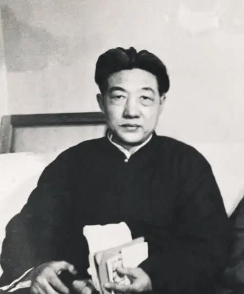1937年，徐悲鸿在香港时，遇到一个德国人售卖四箱古画，当徐悲鸿看到第三箱时，突