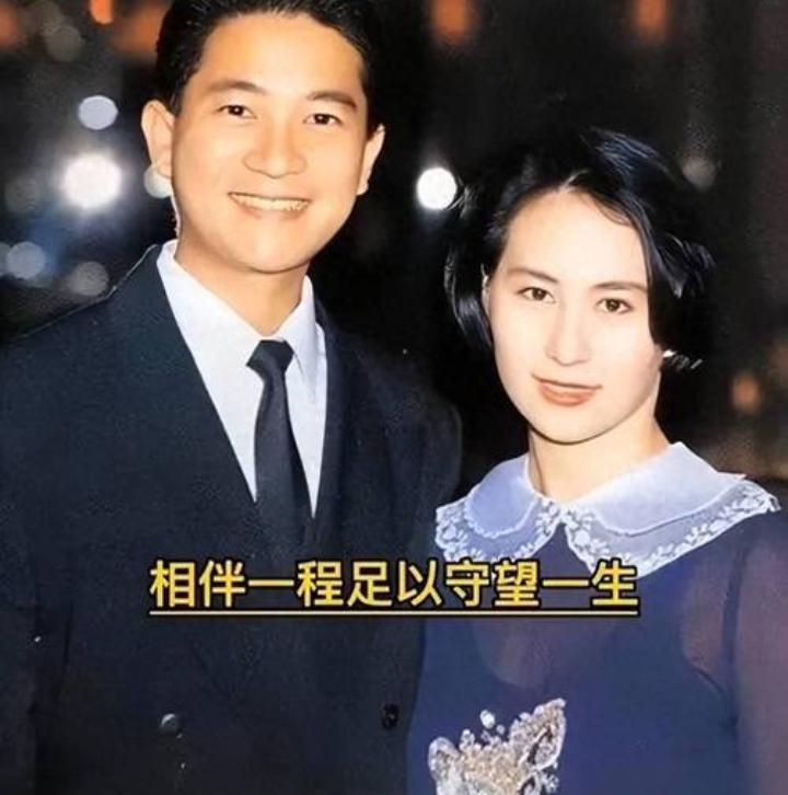 何超琼每年都会去陈百强的墓地祭拜，这么多年从来没断过。每次她都穿一身素净得体的