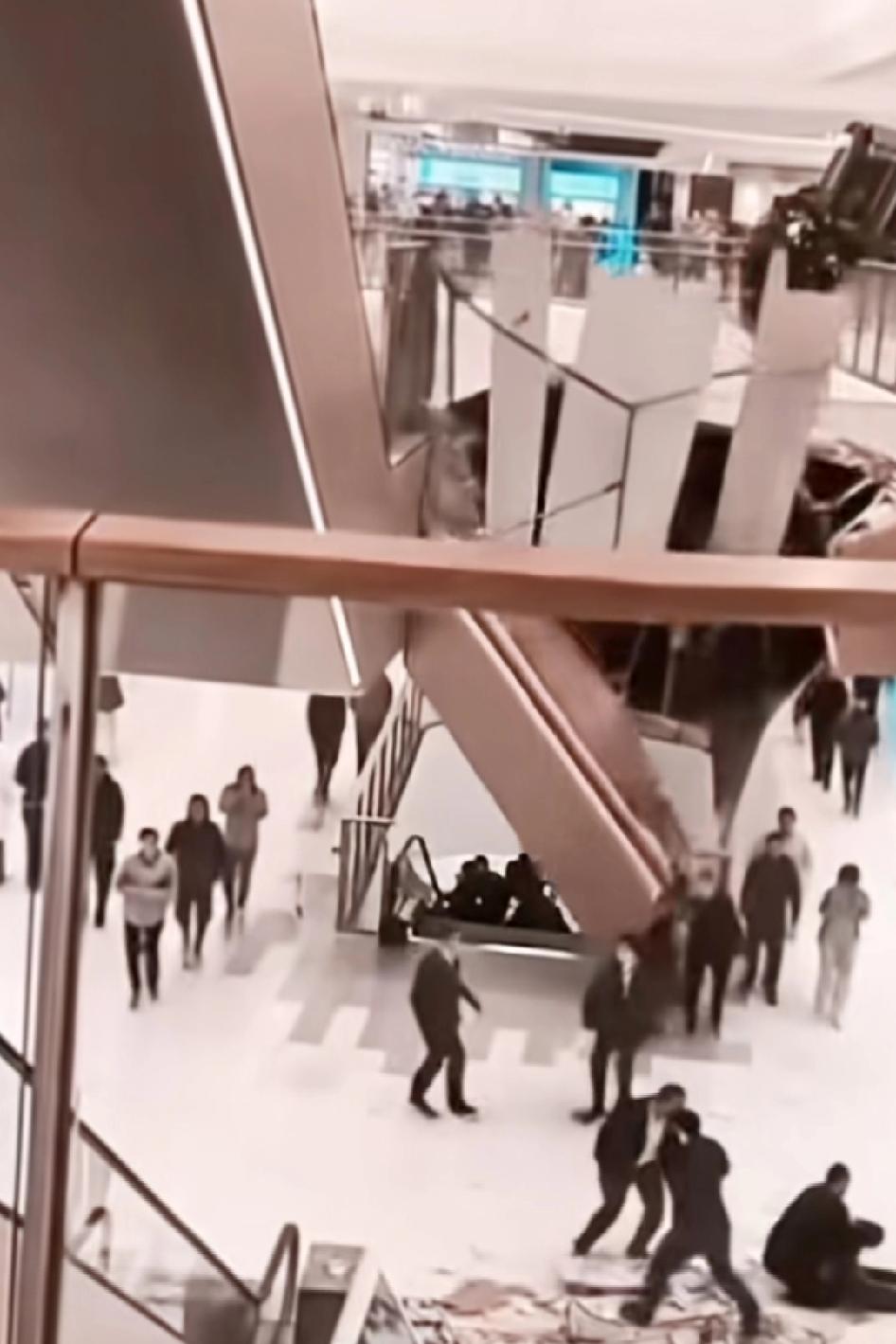 吊顶脱落瞬间监控曝光！纯纯的嫩豆腐啊，保质期太短了，但愿人员无大碍！这里面的店