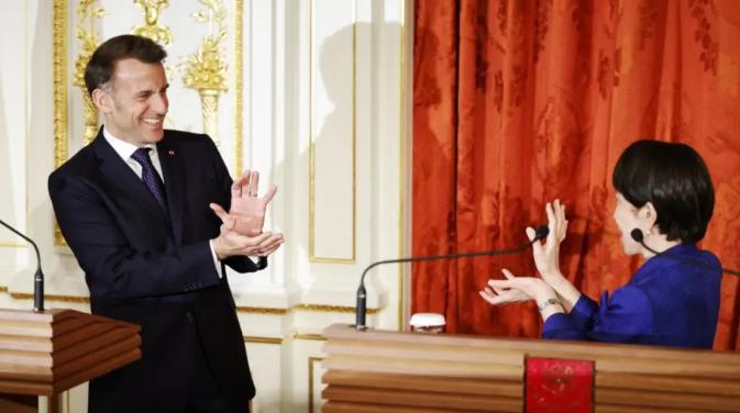 前脚访华握手，后脚联日反华！马克龙又演“川剧变脸”。4月，马克龙凭实力坐实了