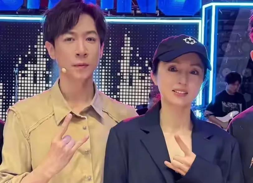 终于明白董璇为什么非张维伊不可了不是因为张维伊年轻，也不是因为他帅，而是因为