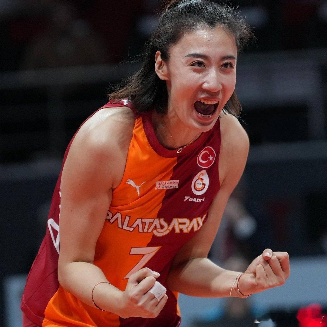 王媛媛荣膺2025-26赛季土超联赛拦网女王她在第8周才加入加拉塔萨雷并完