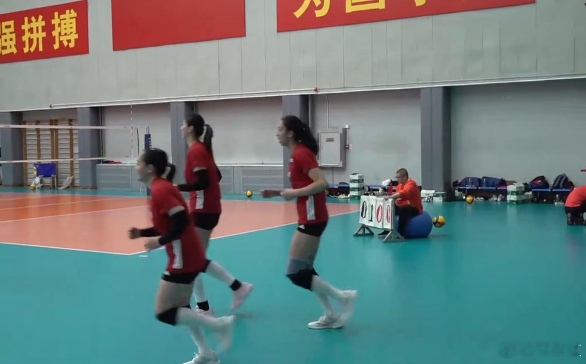 中国女排王梦洁王梦洁--王姐；李晨瑄-大白季雨潇在国家队接应和主攻穿插着打