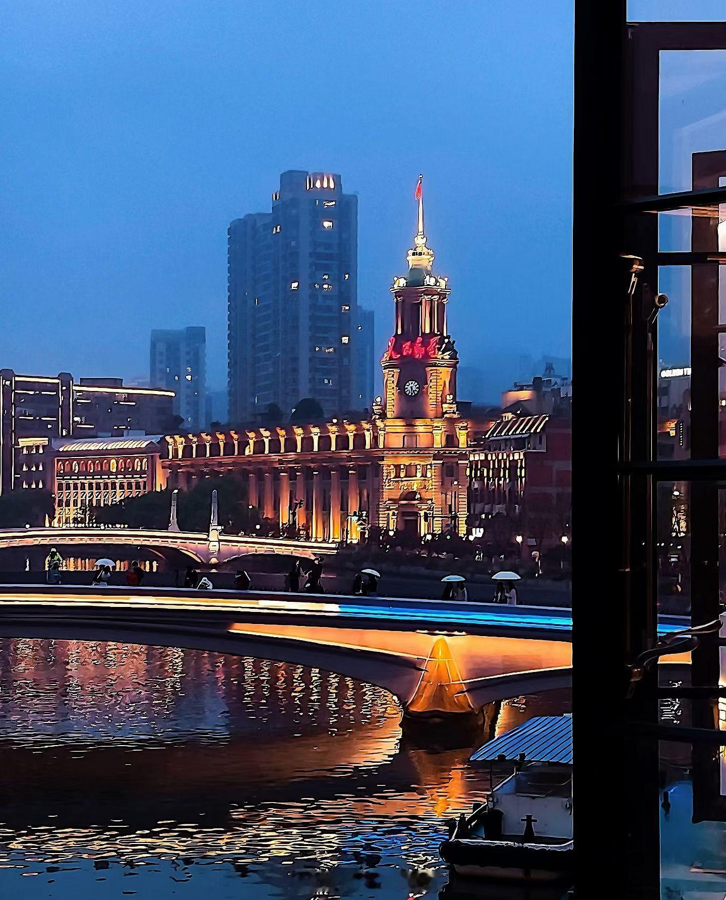 上海的“塞纳河畔”上海的夜晚是苏州河最具魅力的时段，手持一杯温热的饮品，便能真切