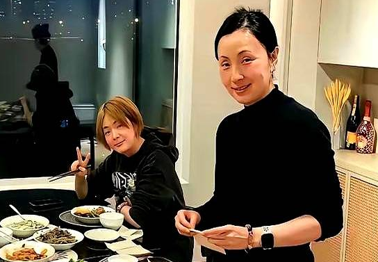 陶红和徐峥的女儿因容貌平凡引起网友热议小姑娘，一头浅金色短发，穿着宽松黑卫衣，