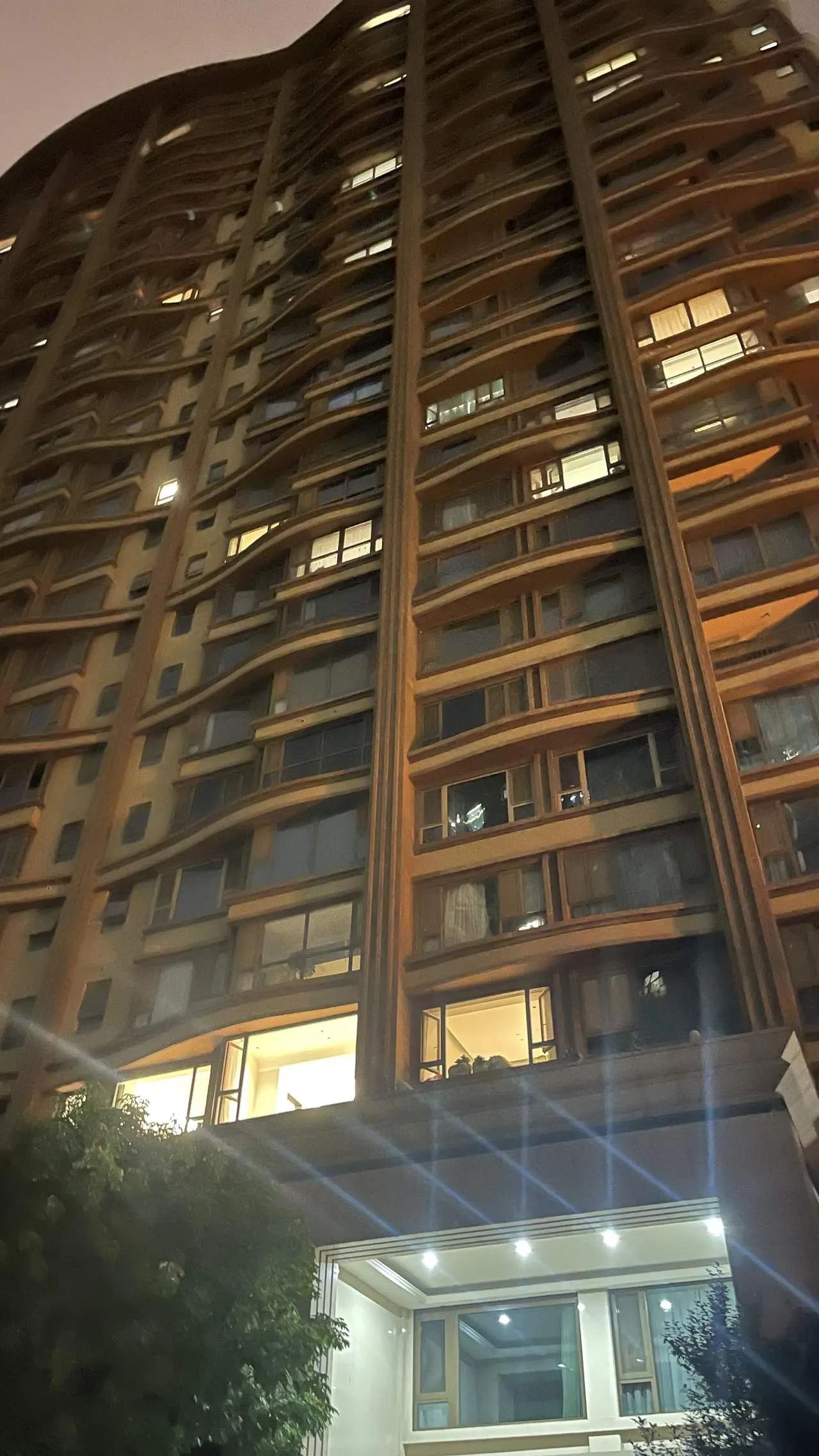 表哥两口子是老师，在西安给儿子花160万买了一套小三居。月供也帮儿子还一部分。儿