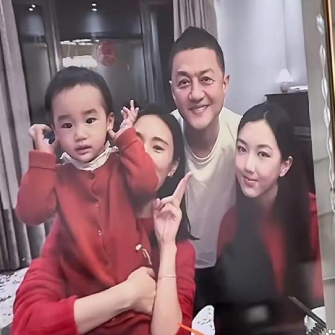 王菲真的很会教孩子，李嫣和李亚鹏二婚老婆同父异母妹妹关系挺不错​​​​