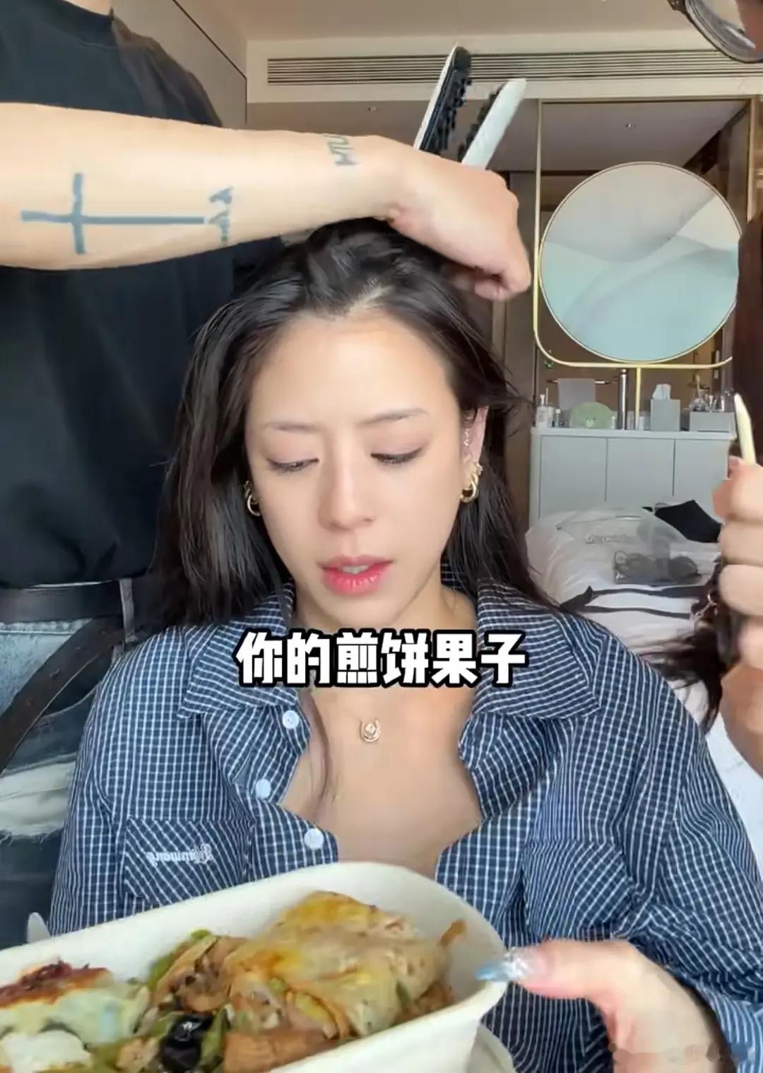江语晨真的好爱她的煎饼果子啊