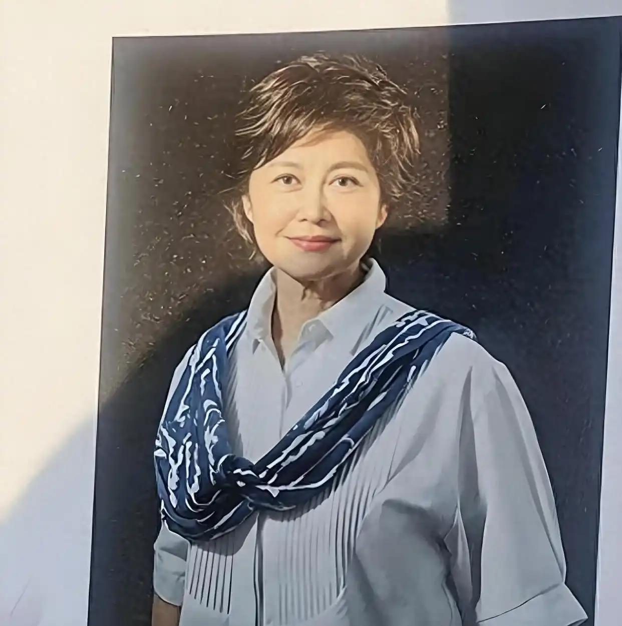 敬一丹追悼会，两张照片令人感慨！9月17日，八宝山殡仪馆东礼堂，一身黑衣气质出众