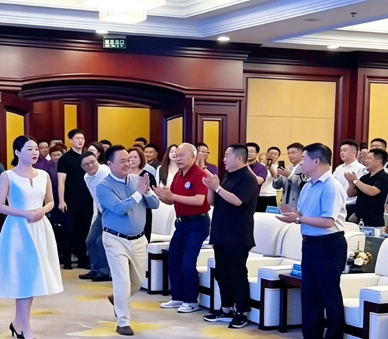 黄光裕现身山东开会，进场全场起立鼓掌。他落座前弯腰鞠了一躬。曾经的首富，如今这么