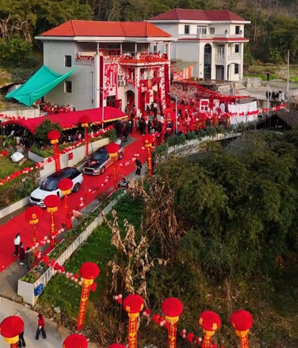 发小结婚，新娘全程护着新郎，我才明白：好老婆从来不会跟着外人为难老公！今年过