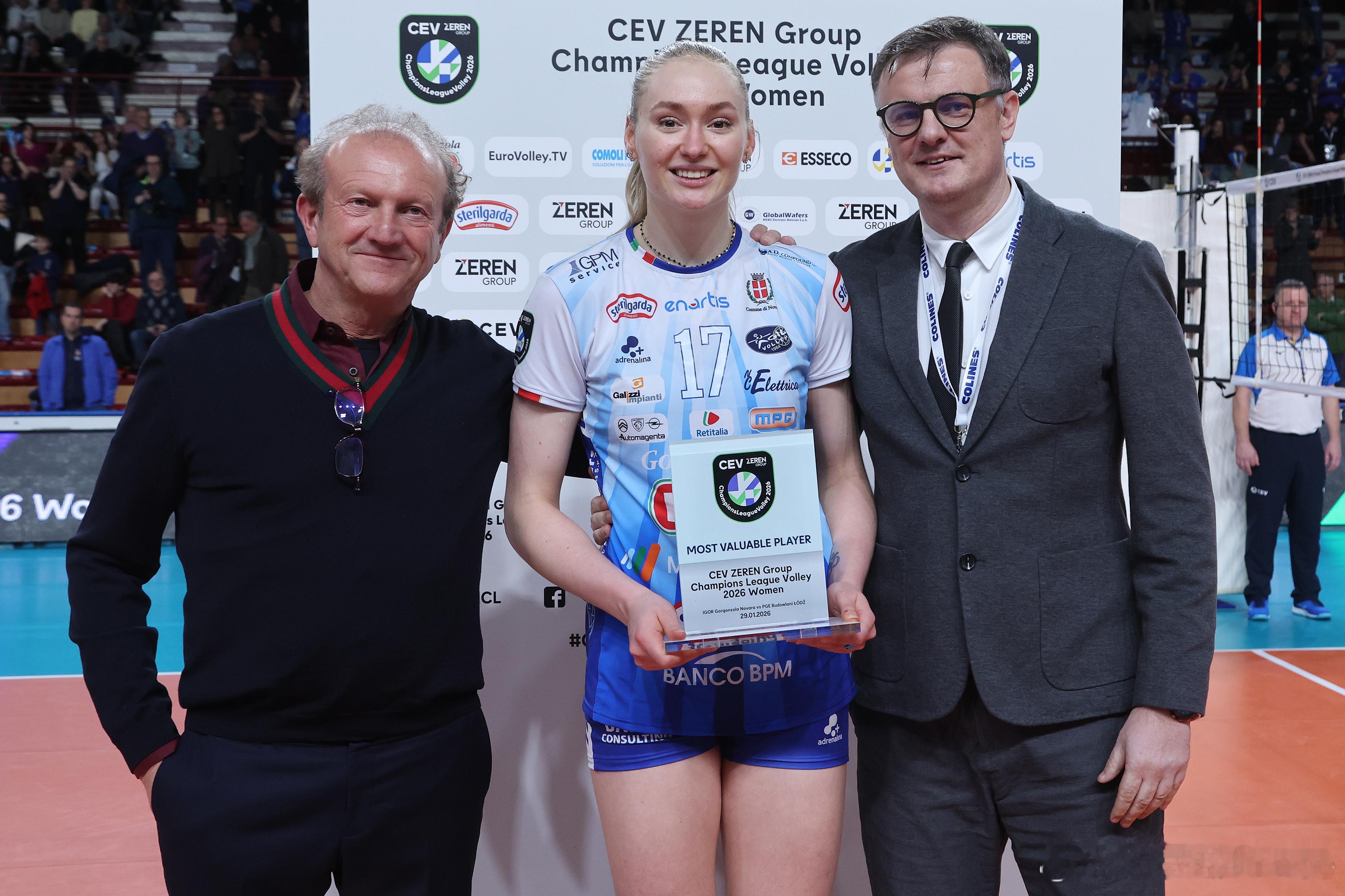 🔵⚪️欧冠女排小组赛第5轮B组，诺瓦拉女排主场先输一局连扳三局，保住比赛的胜