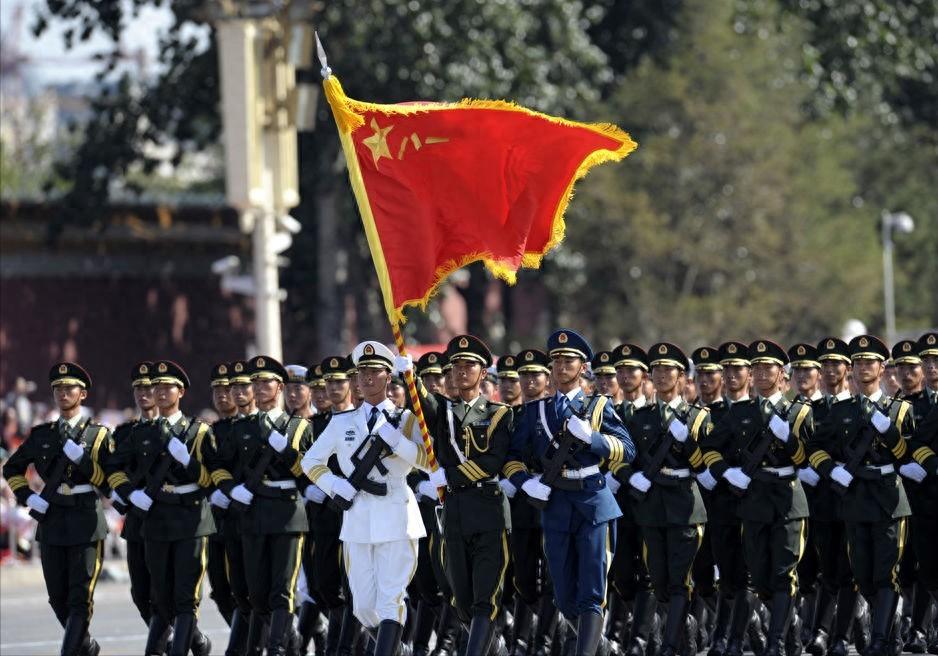 九三阅兵在即，美军少校坦言，“中国兵强马壮不打仗，我们却在折腾！”8月