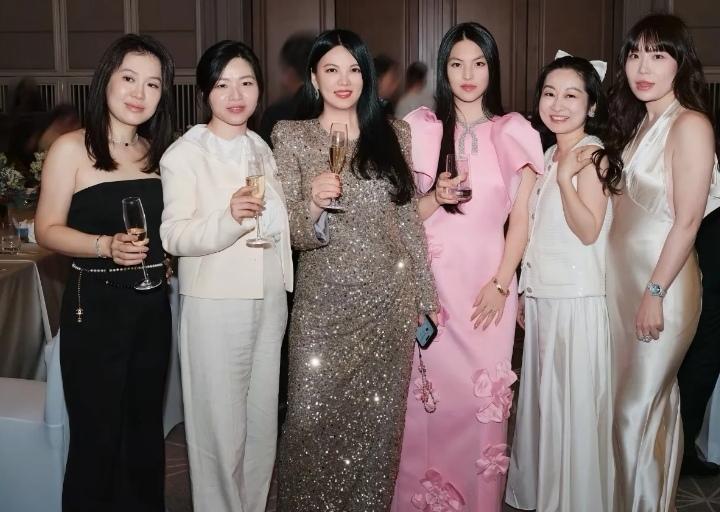 李湘又瘦了，穿着金灿灿的长裙，小蛮腰都出来了，精致的脸庞，和之前判若两人，之前是