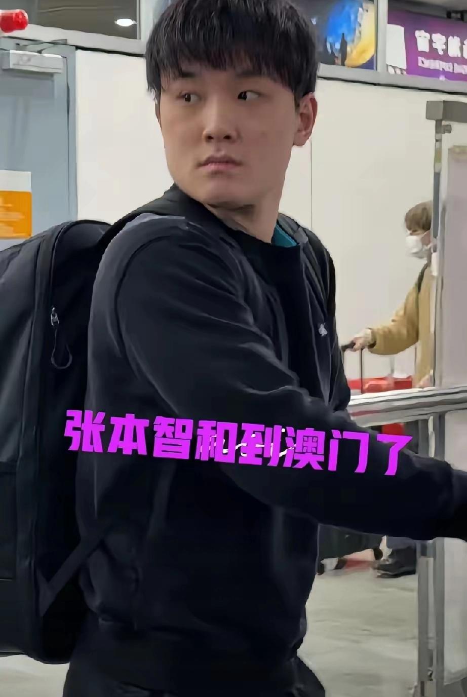 张本智和到澳门后，暴露一个不争的事实，那就是他没有赞助商，因为他又穿了那件旧T