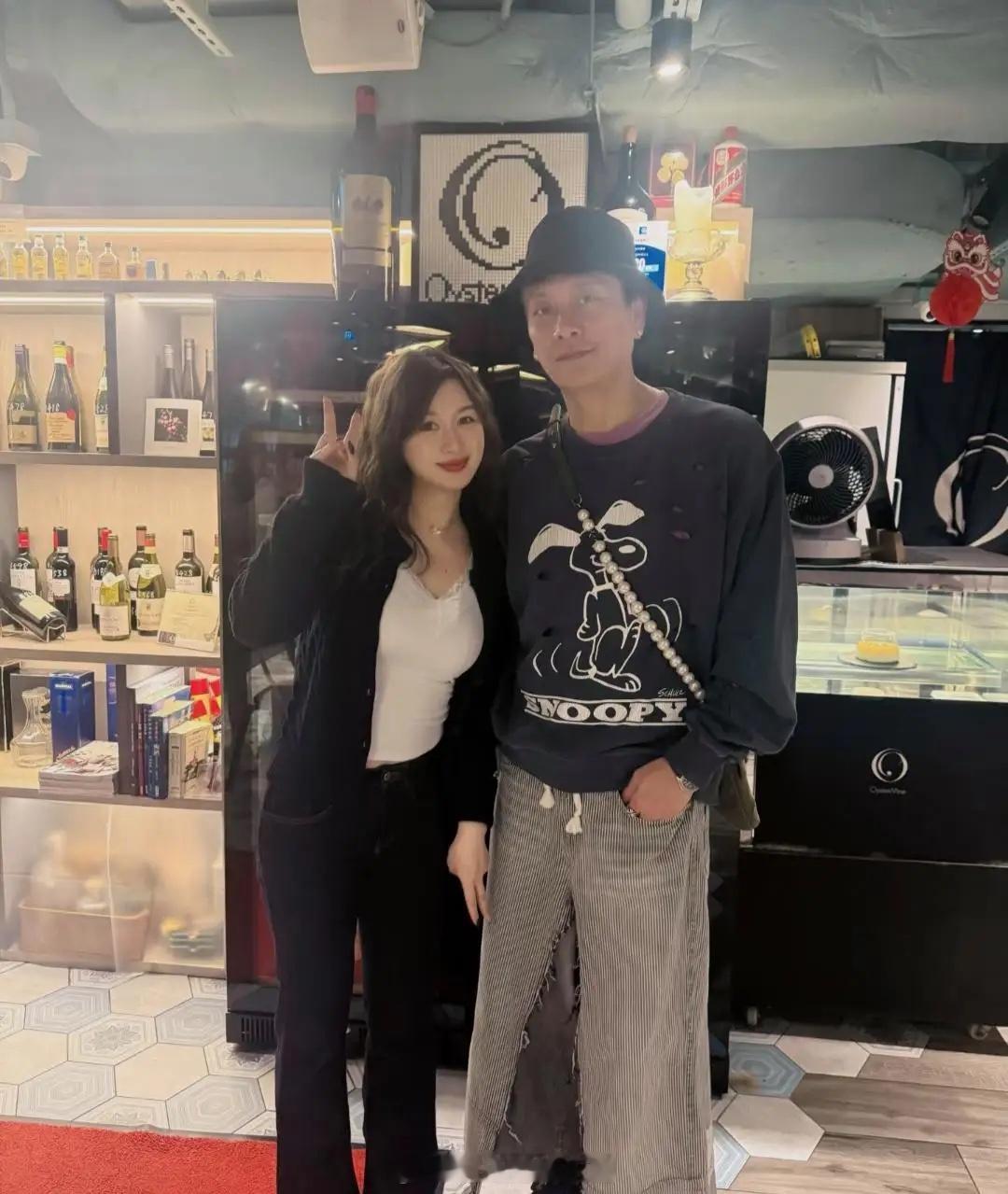 46岁黄宗泽在香港一家超市购物被偶遇，他的打扮好酷好有个性，他头戴渔夫帽，装扮潮