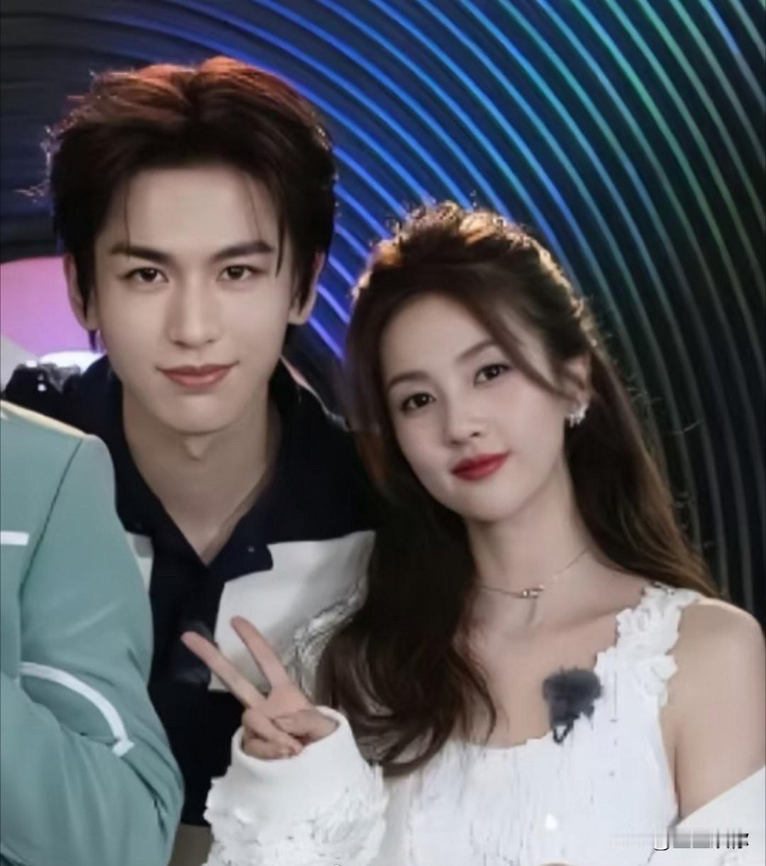 白鹿对张凌赫的态度太不正常了，而且还都是公众人物。除非有什么深仇大恨，不然一般都