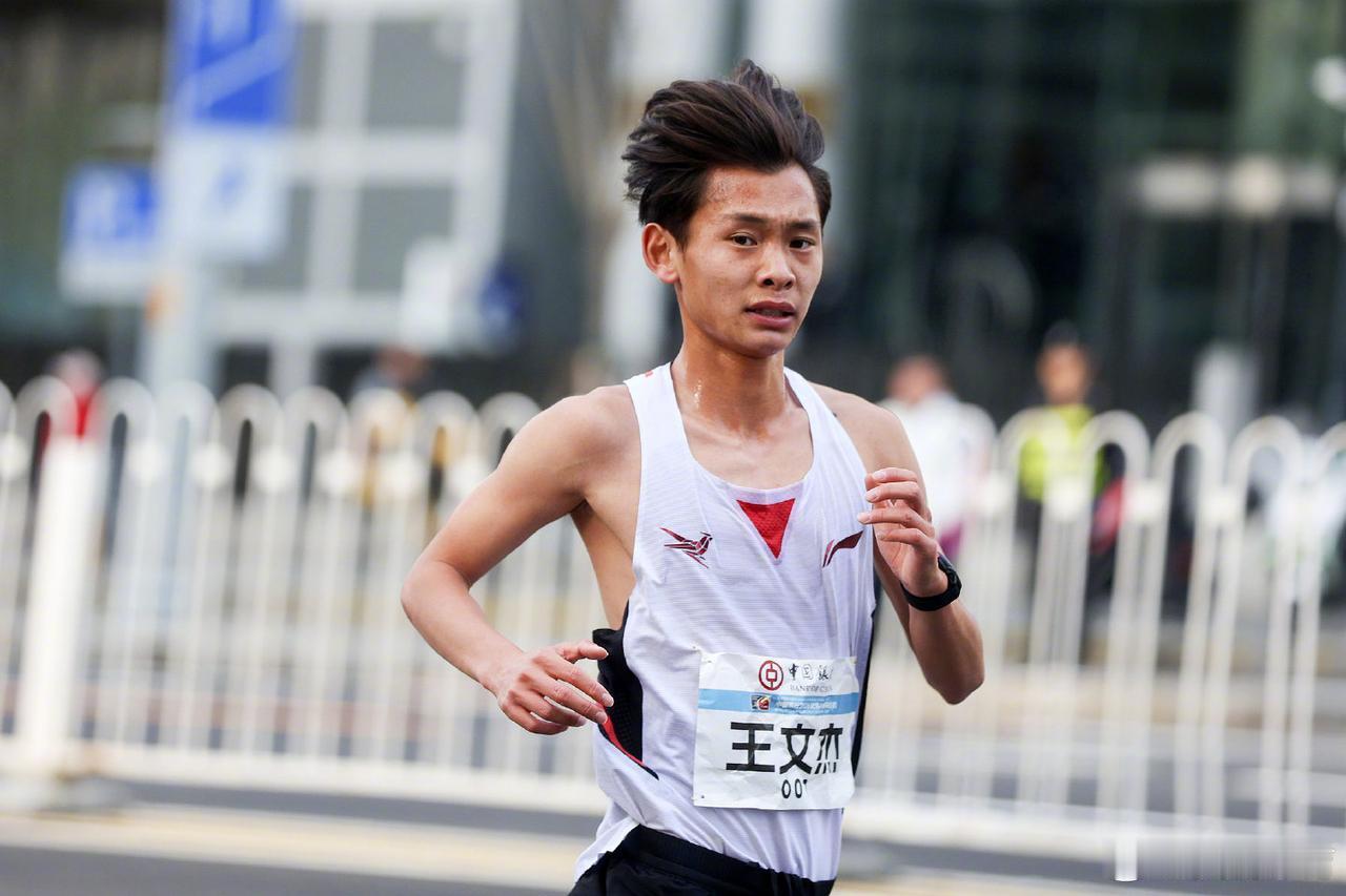 王文杰刷新中国半马纪录！1:01:15创历史，这到底有多牛？王文杰刷新中国半