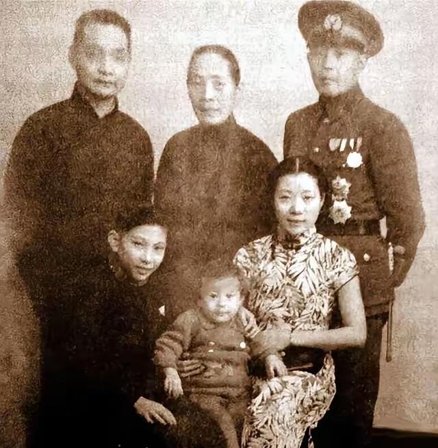 1927年，钱大钧追求欧阳藻丽，遭到她父亲反对。想不开的钱大钧走在街上，突然掏出