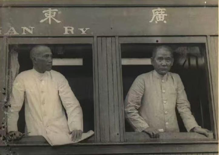 1923年7月6日，孙中山和蒋介石在火车上的一张照片。原照标注:十二年七月六日，