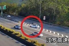 你听说过“组团冲卡”吗？7月11日，广深高速厚街收费站入口，10台摩托车像商量好