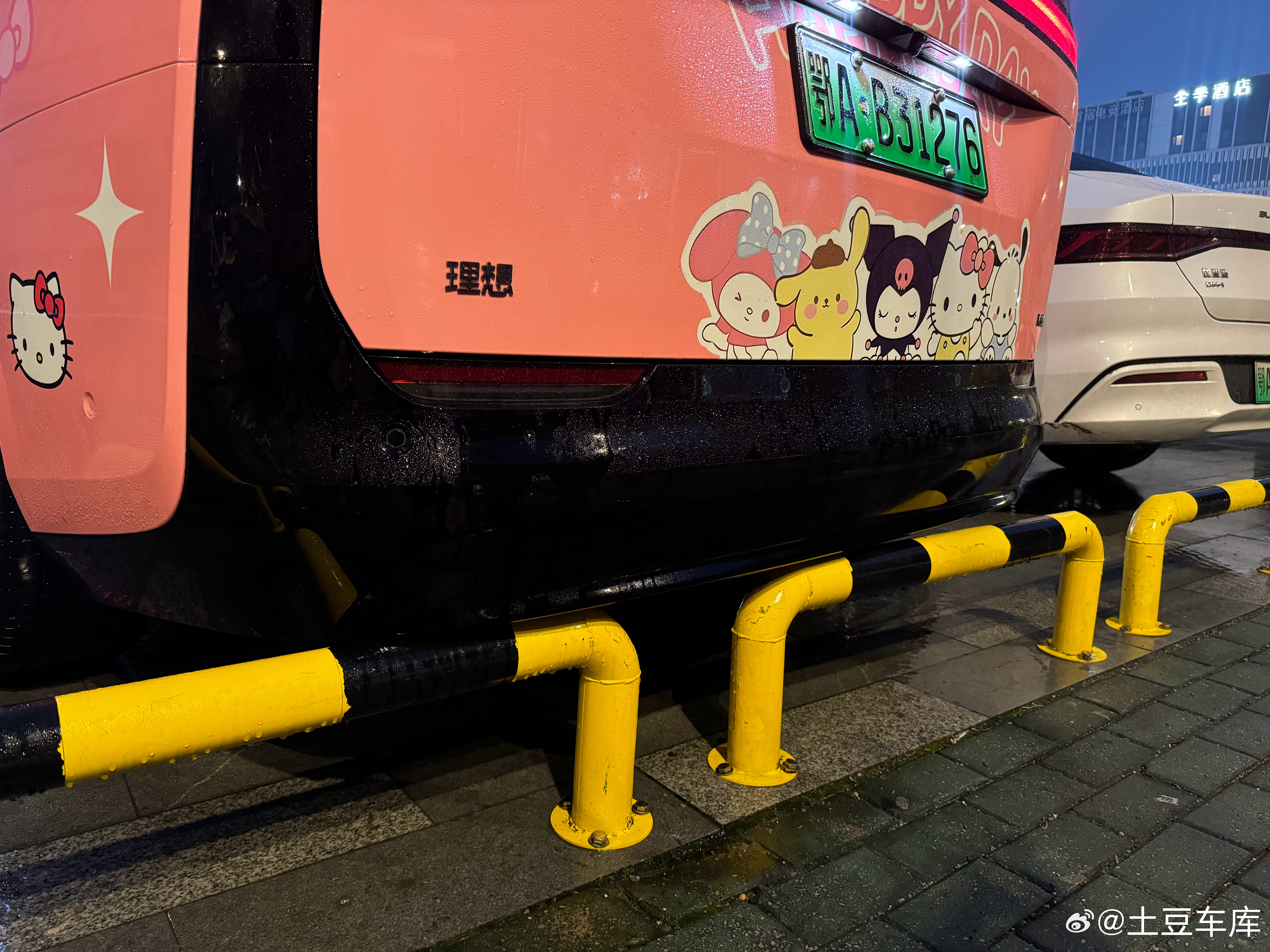 车太大了也是一种烦恼像这种露天停车场车位都很小两侧都停满车真的倒不进去挪了