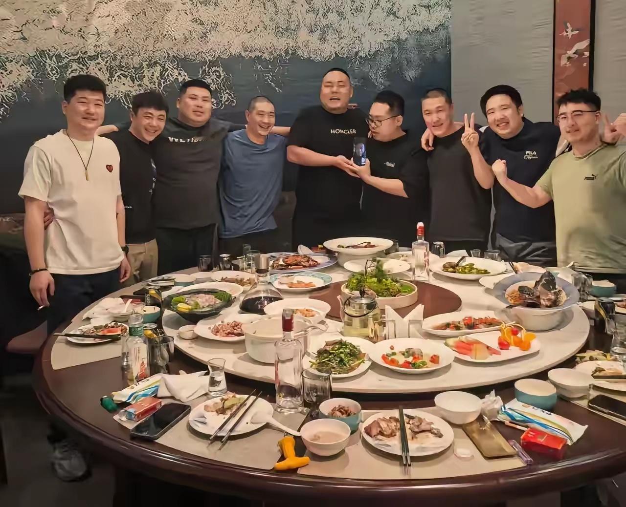 只有一个是体制内工作的，看谁眼毒能找出来