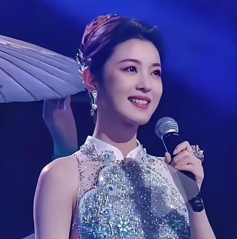 这是比倪萍和周涛都要漂亮的一个大美女，她的美，端庄大气、秀外慧中，简直可以说是3