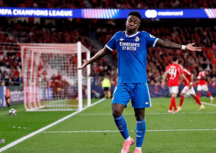 皇马旧将赫迪拉近日接受了《阿斯报》的专访，期间他谈到了目前处于争议当中的维尼修斯