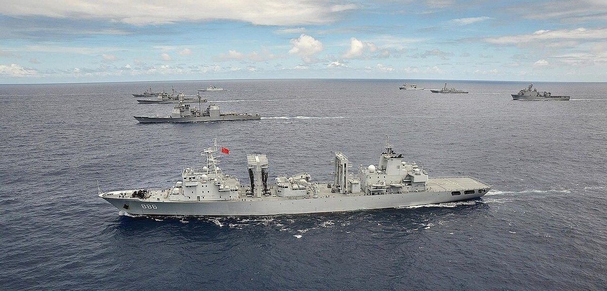 中美军事冲突似乎已经无可避免了！现在中美的情况就是，美国想把精力放回国内，可东大不答应！你经济上压制