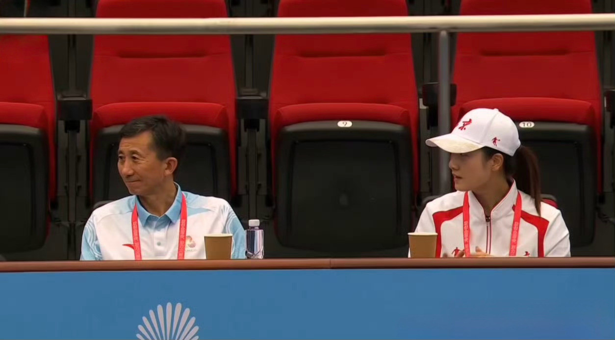 大家认出白主任旁边这是谁了吗？