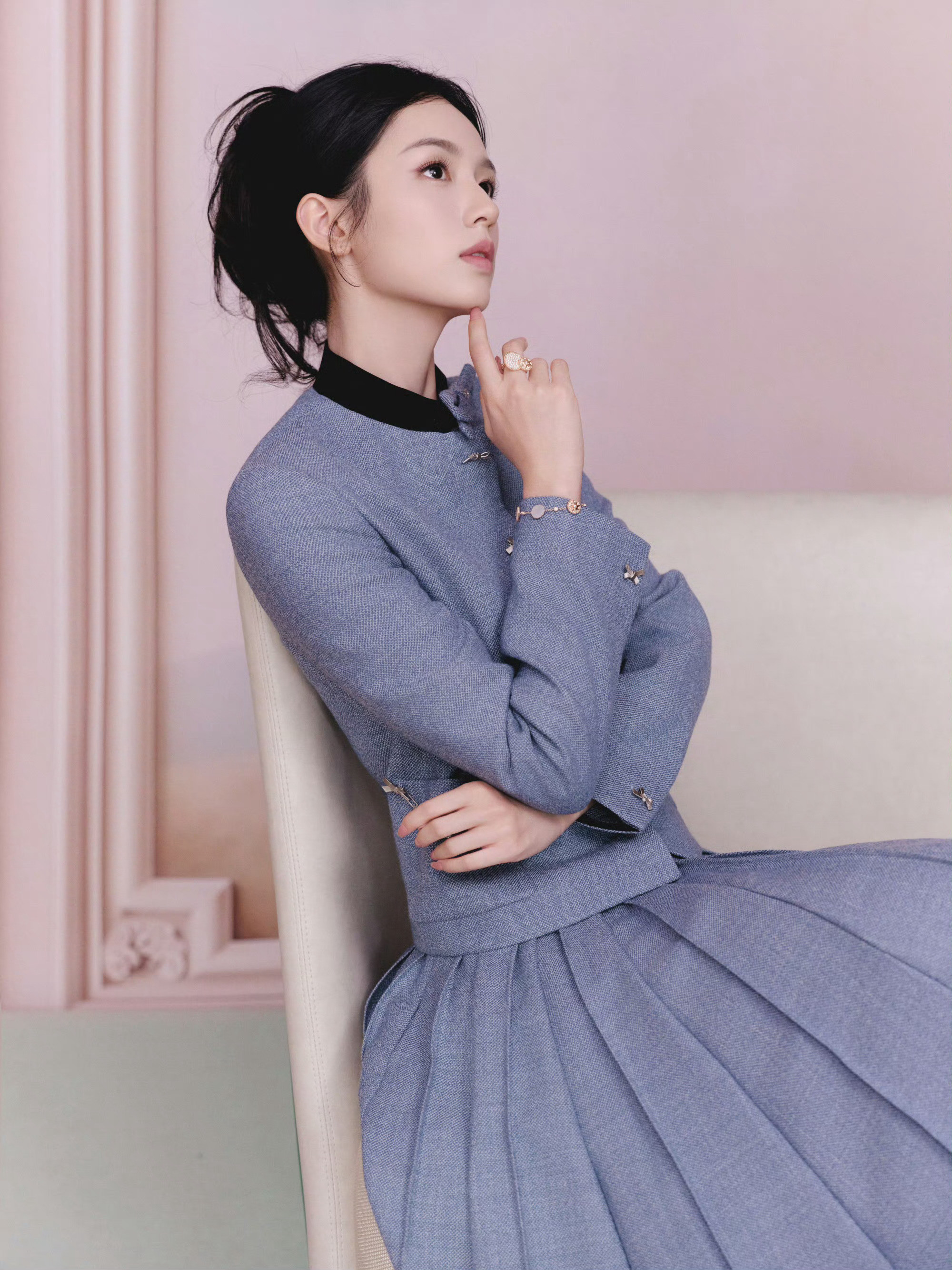 周也x最新活动物料周也在北京光腿穿裙子