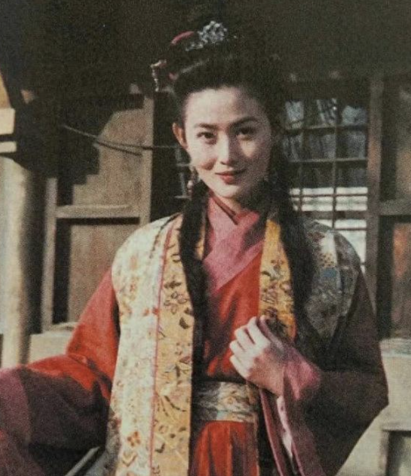 回忆杀！98版水浒传最美潘金莲王思懿，如今55岁现身活动