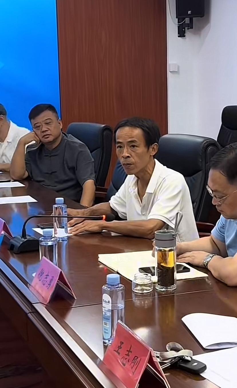混了三十年体制内，终于跟卖鸡排的混到一桌上了。