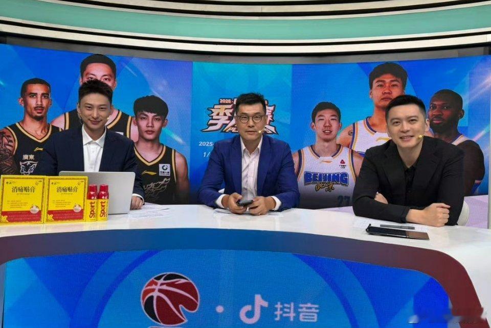 广东宏远名宿王仕鹏晒照：久违的解说CBA昨晚大鹏最后时刻直接真情流露：“杨指导啊